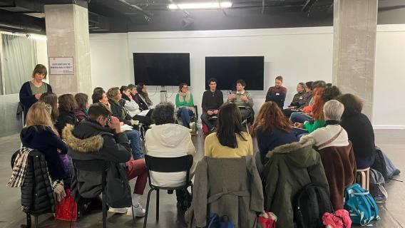 Cette photo représente une vingtaine d'agents de l'eurométropole de Strasbourg participant à un atelier consacré aux émotions et à la participation.