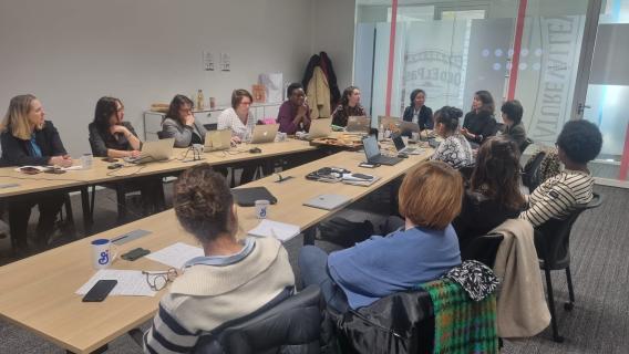 Photo de la salle de réunion avec les participants du Garf de Paris, Olga Kokshagina, Agathe Bougon et Joséphine Hurstel.