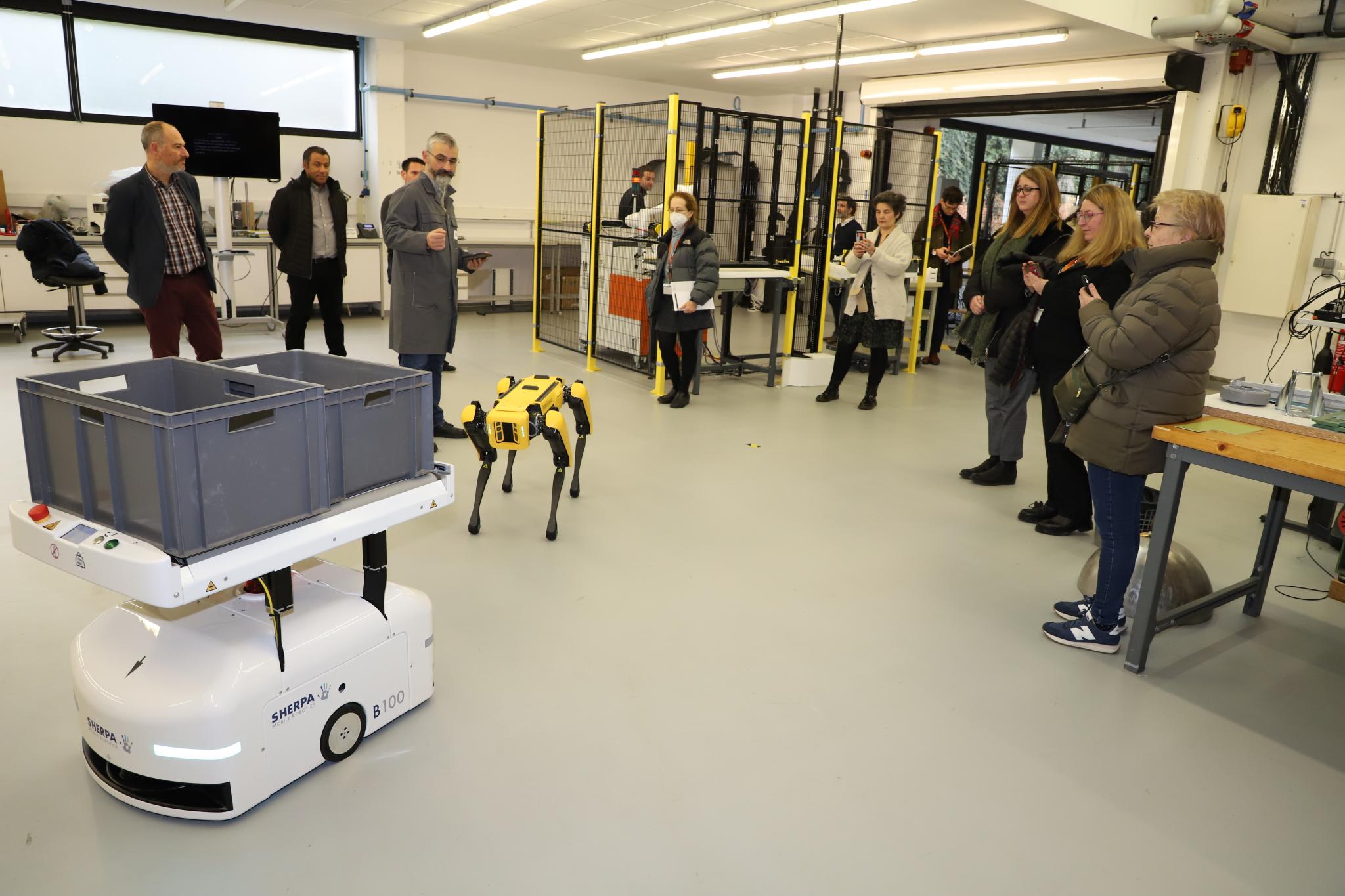 Les équipes de l'INRS font la démonstration du robot Spot conçu par Boston Dynamics aux membres du Conseil et aux équipes d'Inria.