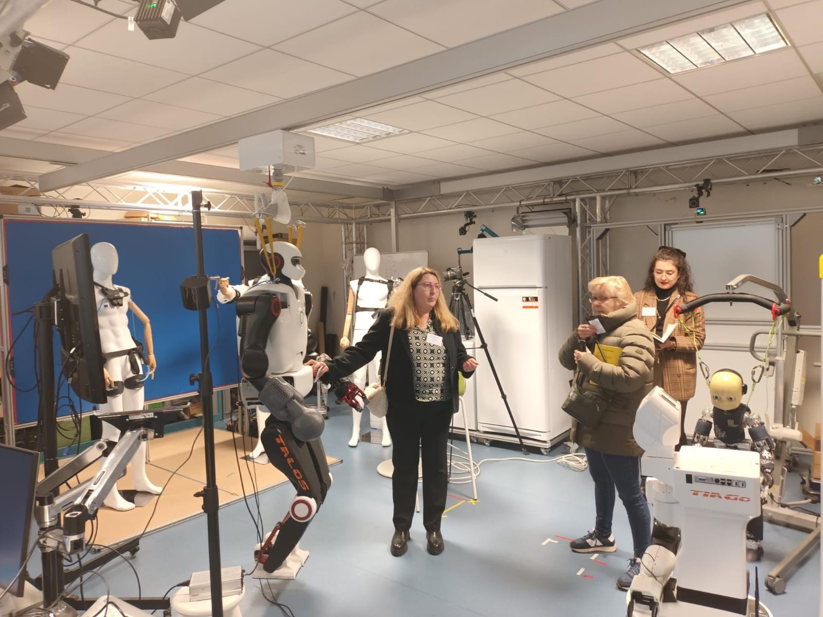 Les membres du Conseil au Loria, assistant ç une présentation des robots étudiés par le laboratoire..