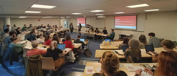 Photo de l'amphithéâtre de Sciences Po lors de la table ronde "Éveil à la vie affective, relationnelle et sexuelle : donner le pouvoir d’agir".
